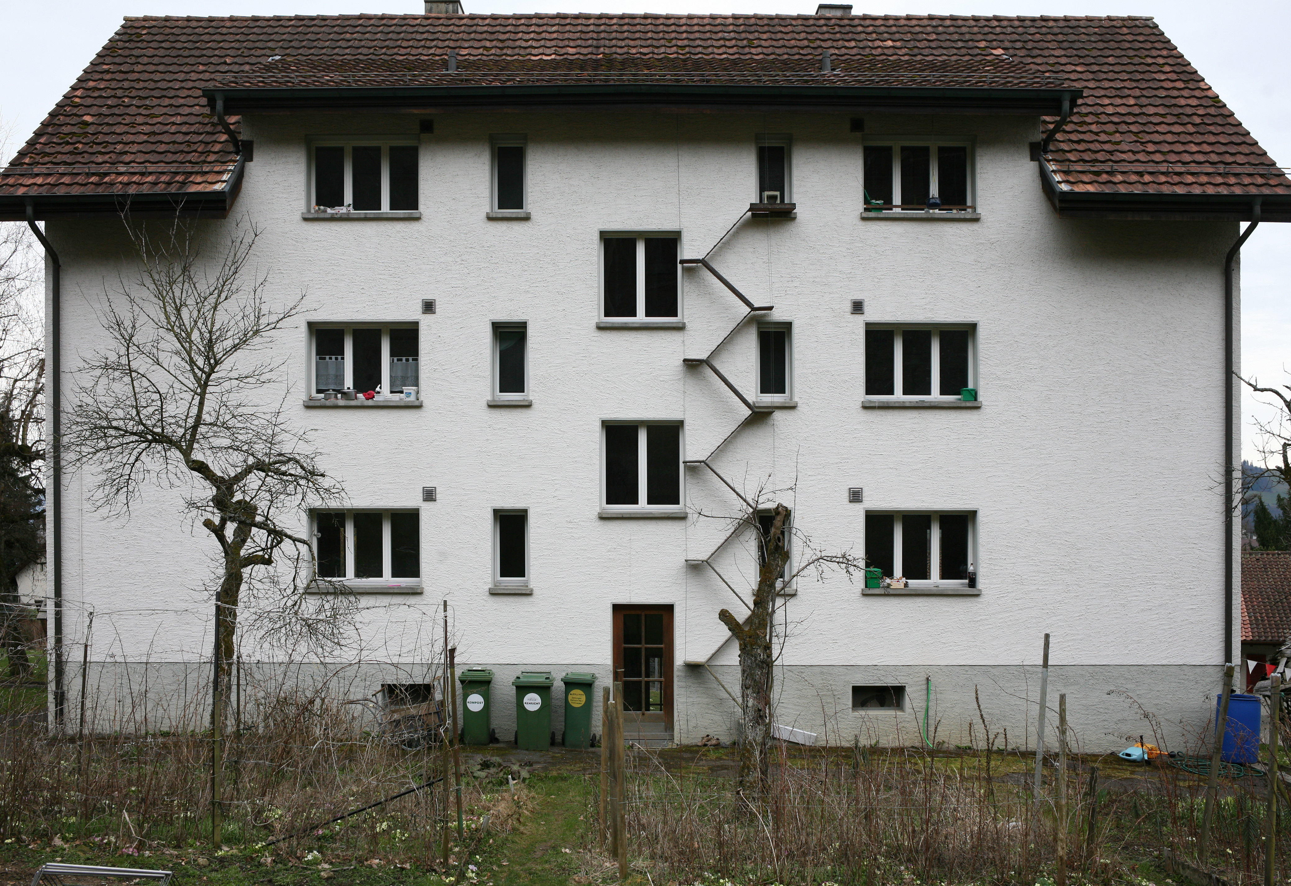 Free standing house with cat ladder reaching for bottom to top